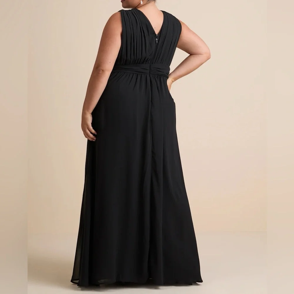 Elegant Black Evening Gown - Picture 2 of 3